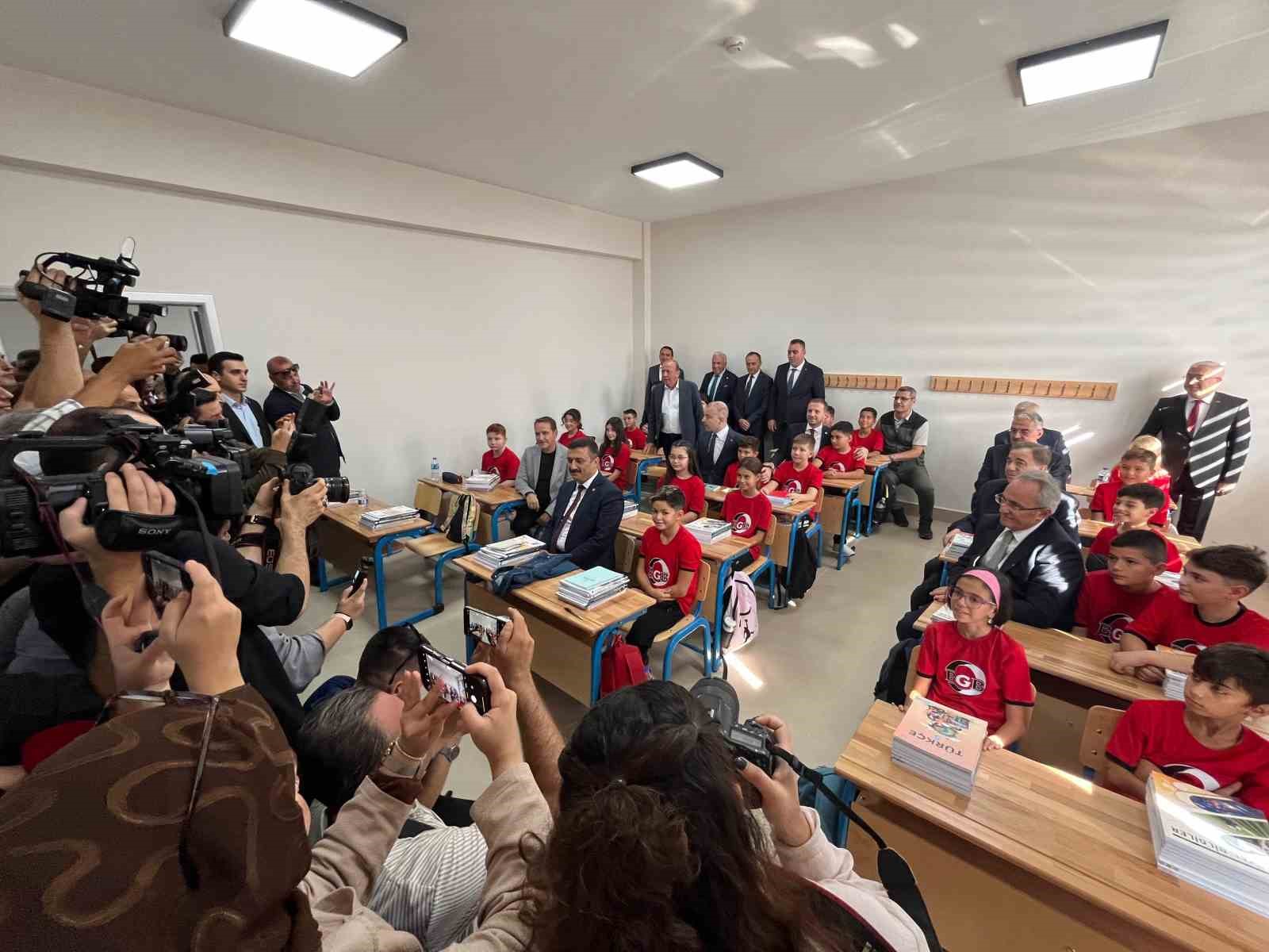 Bursa&rsquo;daki ilk dersi Vali Ayyıldız ve Orman B&ouml;lge M&uuml;d&uuml;r&uuml; verdi
