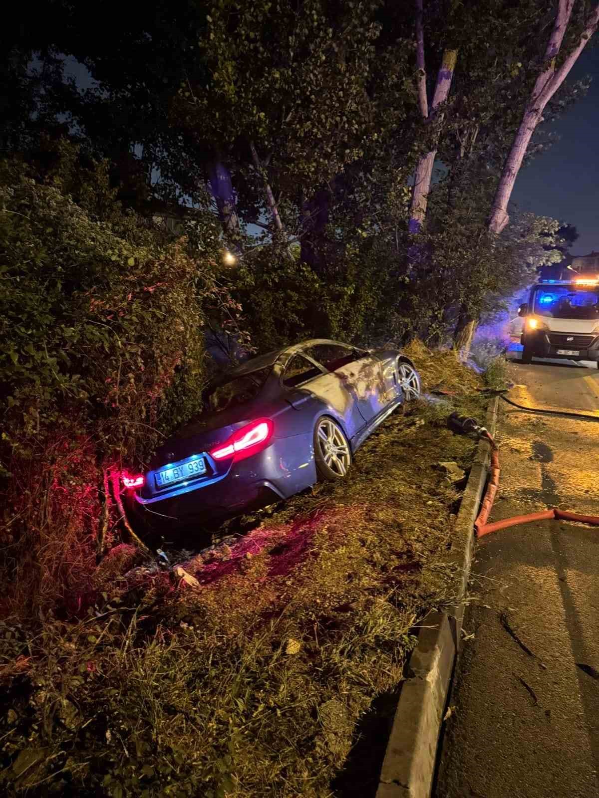 Kontrolden &ccedil;ıkan l&uuml;ks ara&ccedil; ağa&ccedil;lara &ccedil;arparak alev alev yandı

