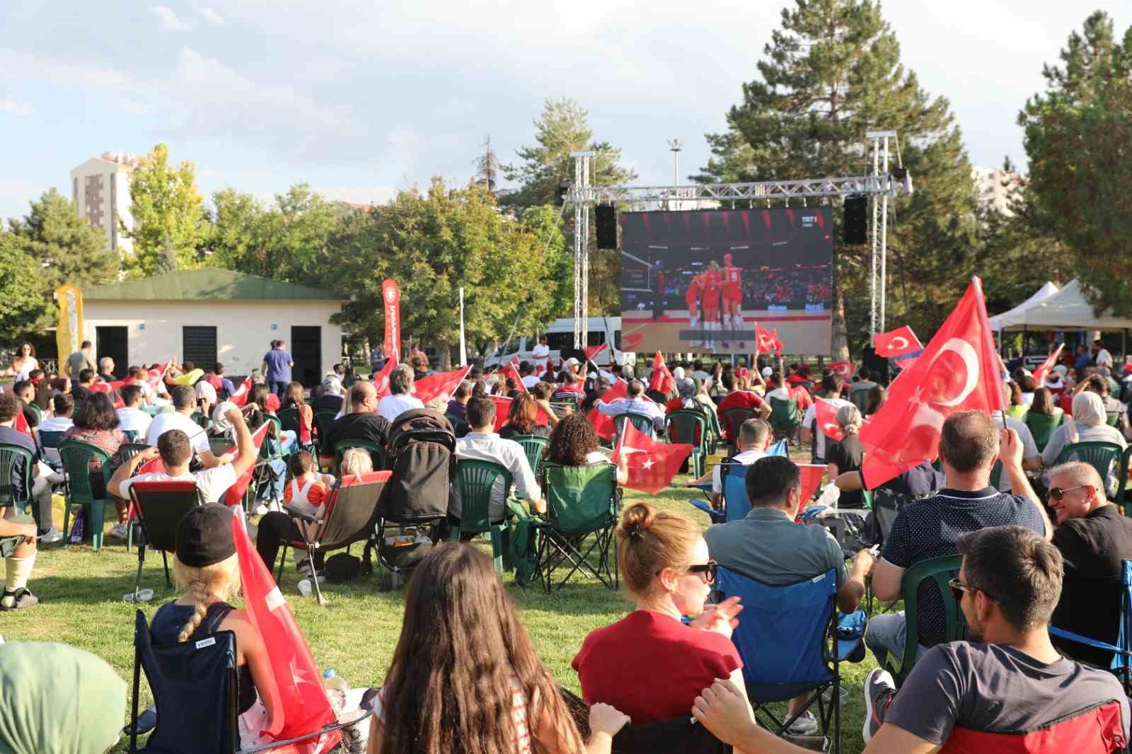 Dev ekranda milli maç heyecanı Kocasinan’da yaşandı