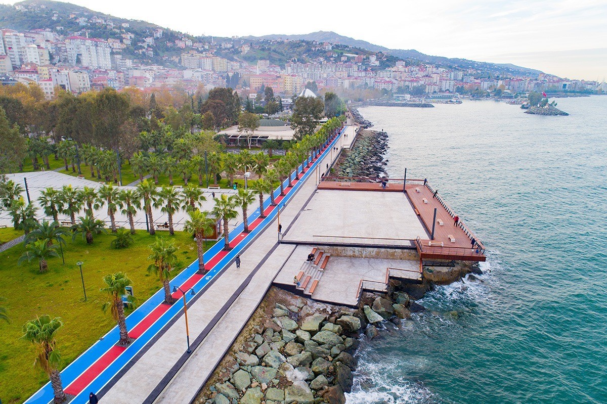 Ak&ccedil;aabat Sahil Parkı&rsquo;nda ikinci etap &ccedil;alışmaları devam ediyor
