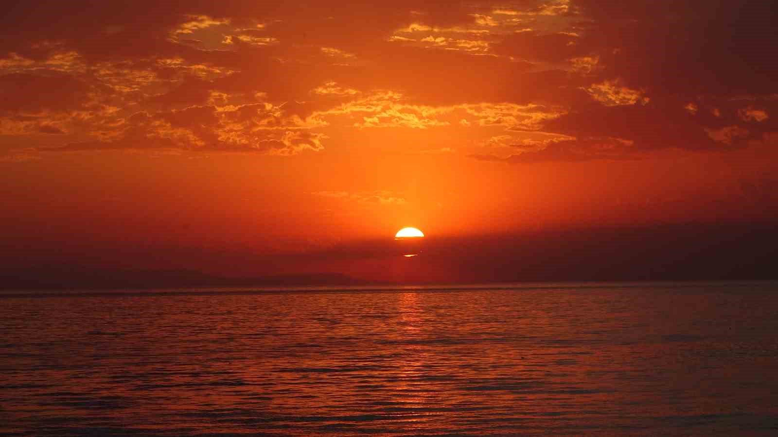 Van&rsquo;da g&uuml;n batımı ve ayın doğuşu mest etti
