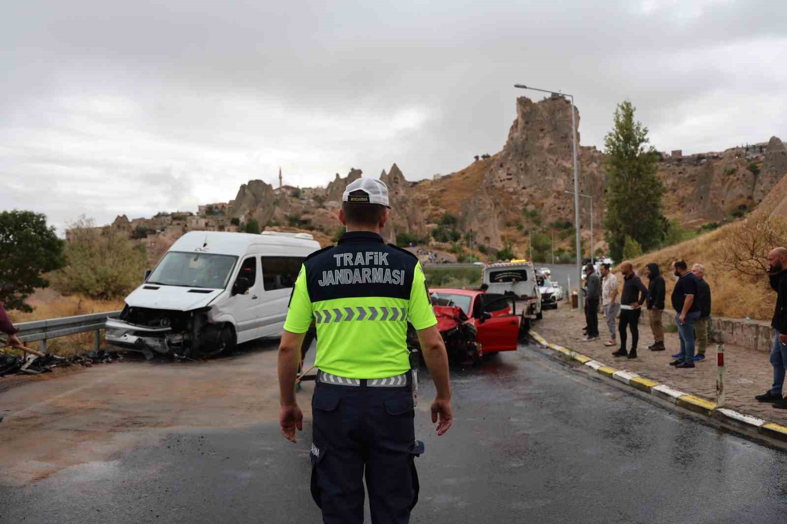 Minib&uuml;s ile otomobil kafa kafaya &ccedil;arpıştı: 1&rsquo;i ağır 6 yaralı
