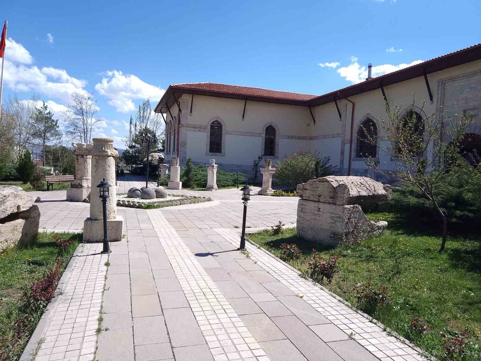 Sivas&rsquo;ta m&uuml;zelerin ziyaret&ccedil;i sayısı azaldı
