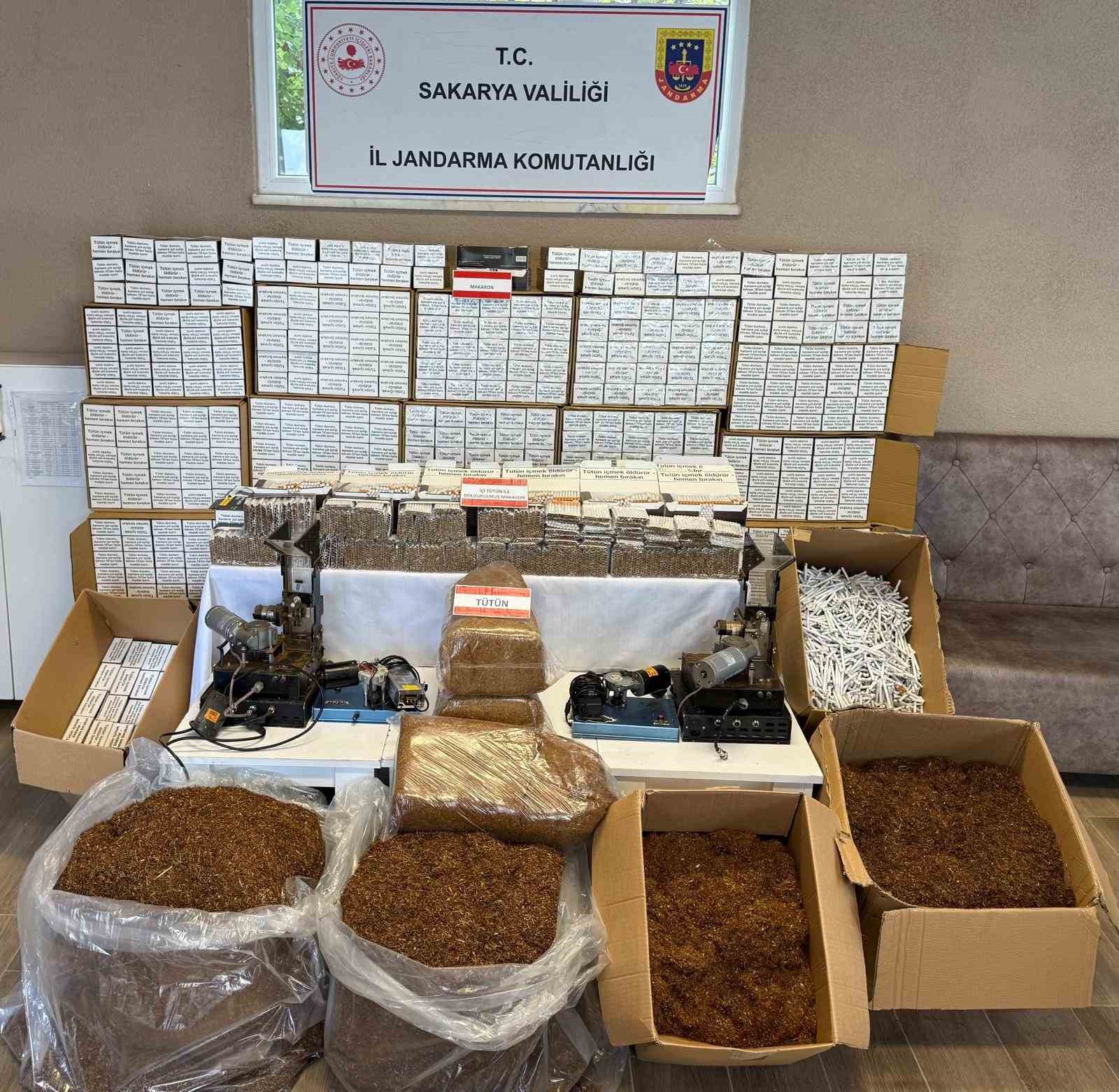 Jandarmanın operasyonunda av bayiinin her köşesinden kaçak tütün çıktı
