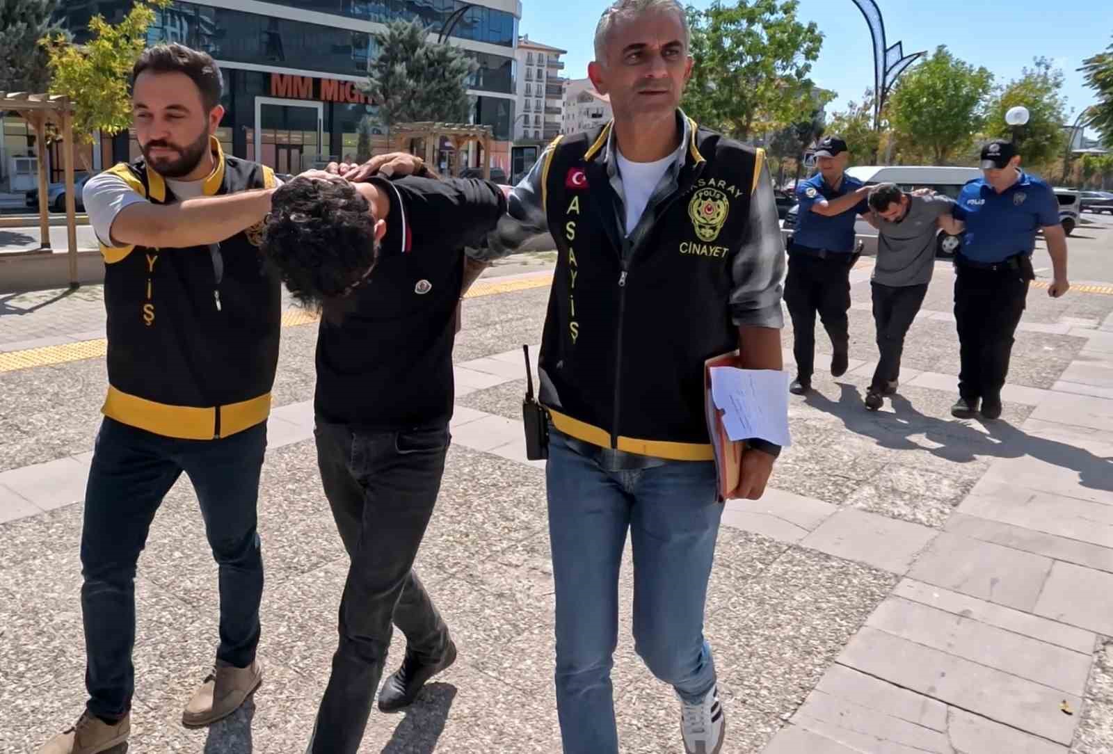 Aksaray’da 2’si polis 4 kişinin yaralandığı olayda gözaltına alınan baba ve oğlu serbest kaldı