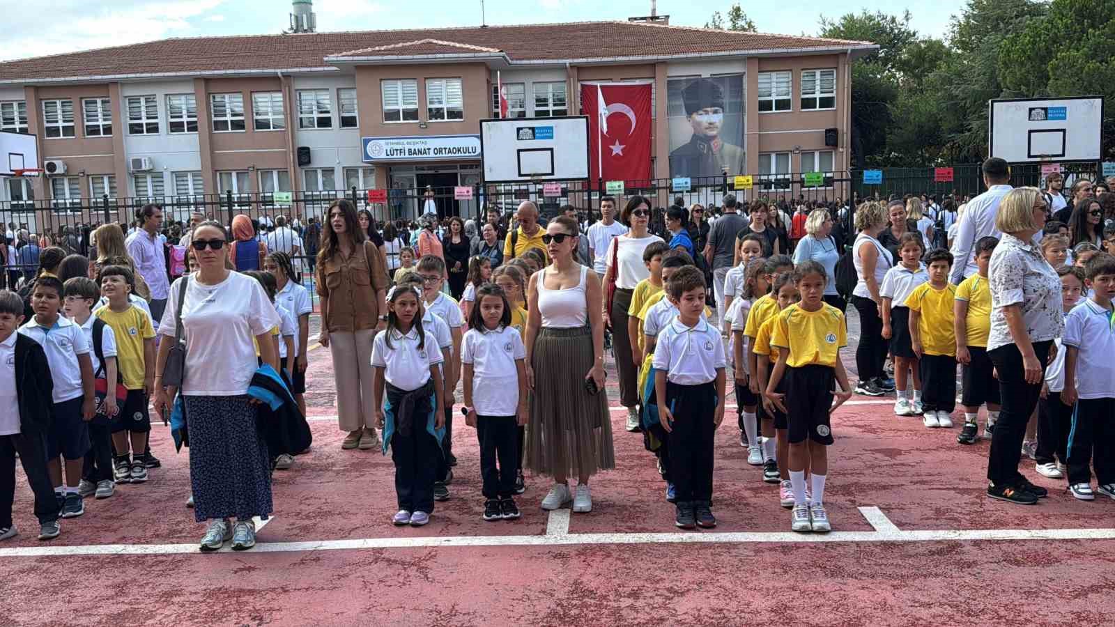 İstanbul’da ilk ders zili çaldı