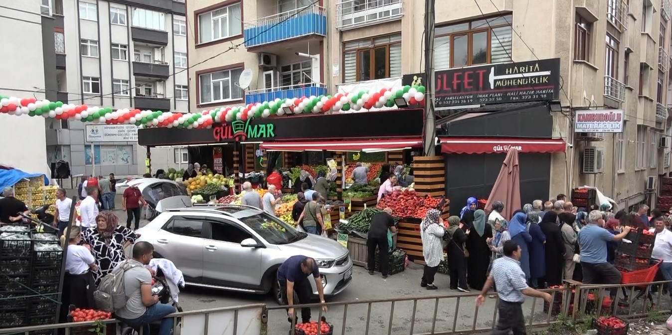 Market açılışında izdiham