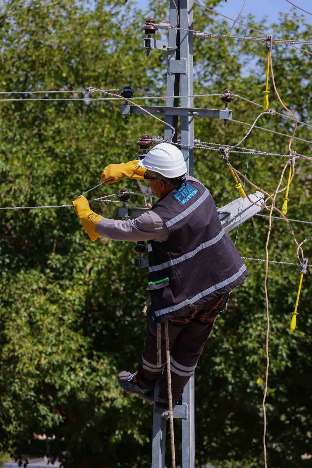 Tunceli&rsquo;de elektrik kesintileri y&uuml;zde 20 azaldı
