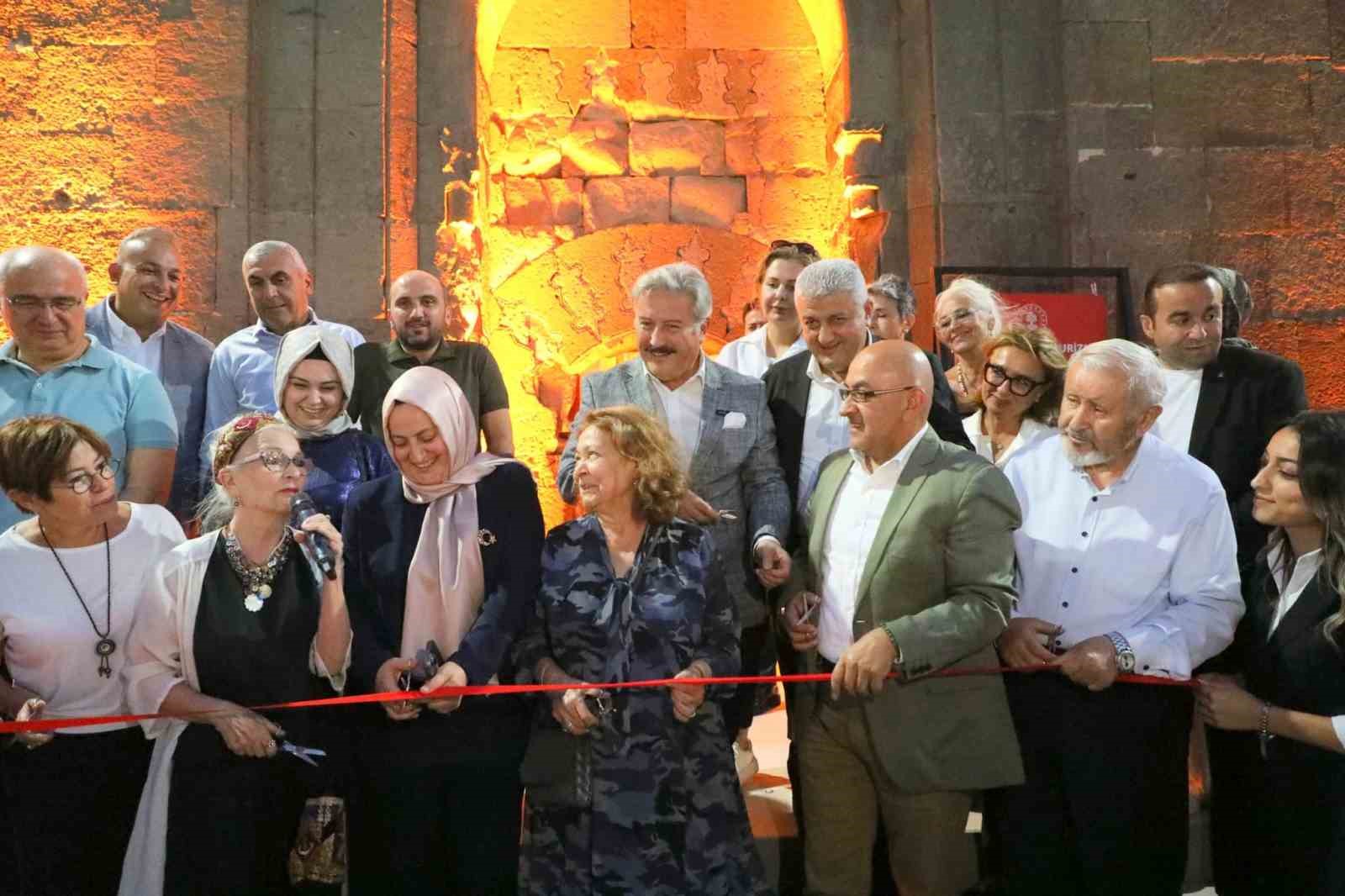 Melikgazi Belediyesi&rsquo;nin Kumaştan Hikayeler Sergisi unutulmaz anlara tanıklık etti
