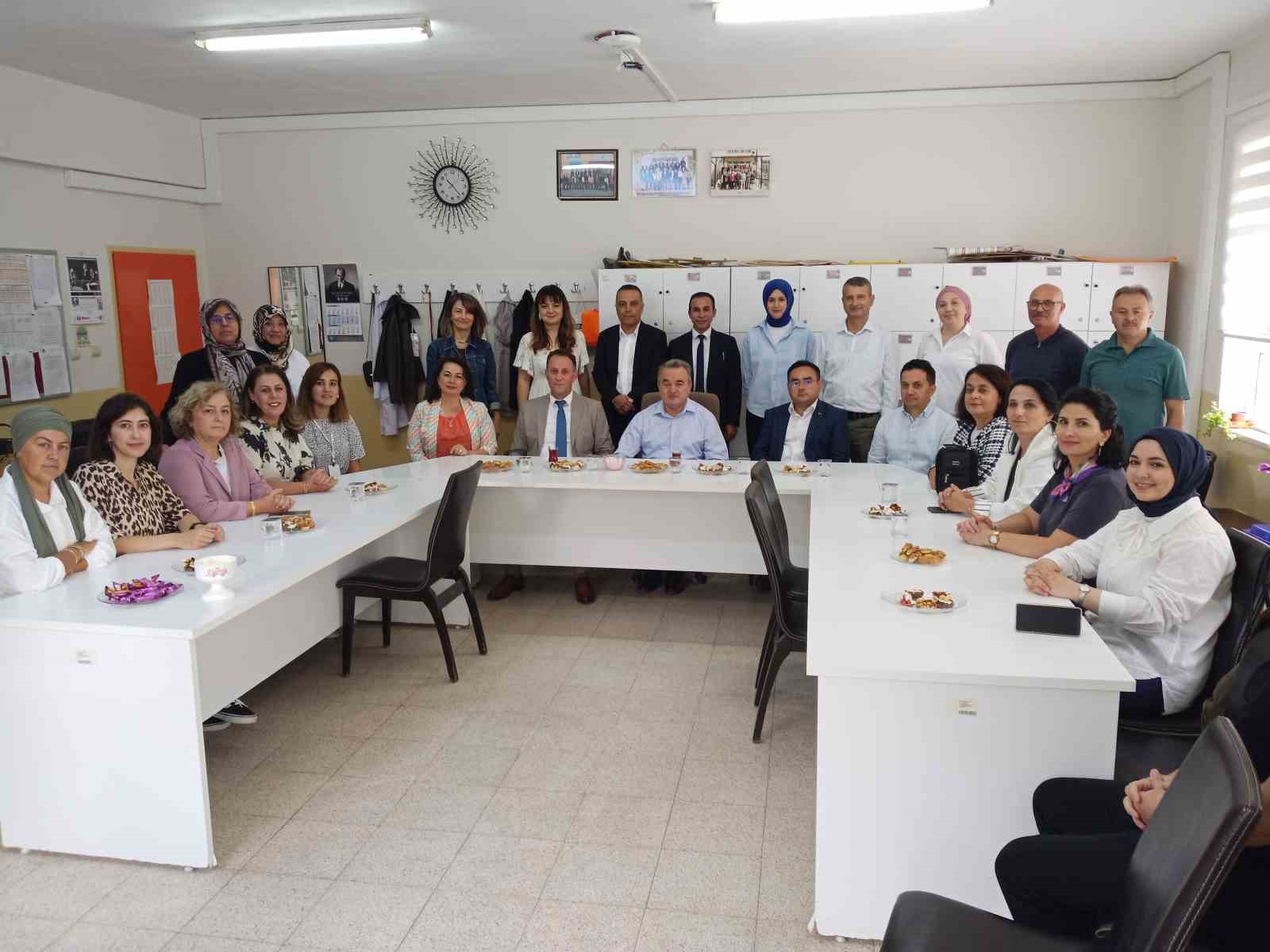 Boz&uuml;y&uuml;k Kaymakamı Adem &Ouml;zt&uuml;rk Saffet Şeker İlkokulu&rsquo;na ziyaret etti
