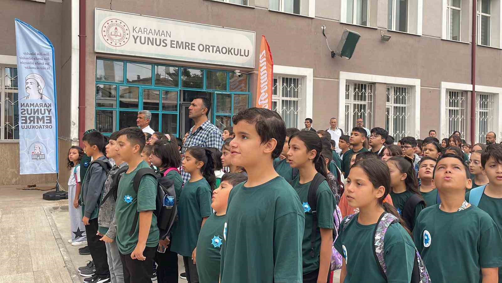 Karaman&rsquo;da &ouml;ğrenciler yeni eğitim &ouml;ğretim yılına bando eşliğinde başladı
