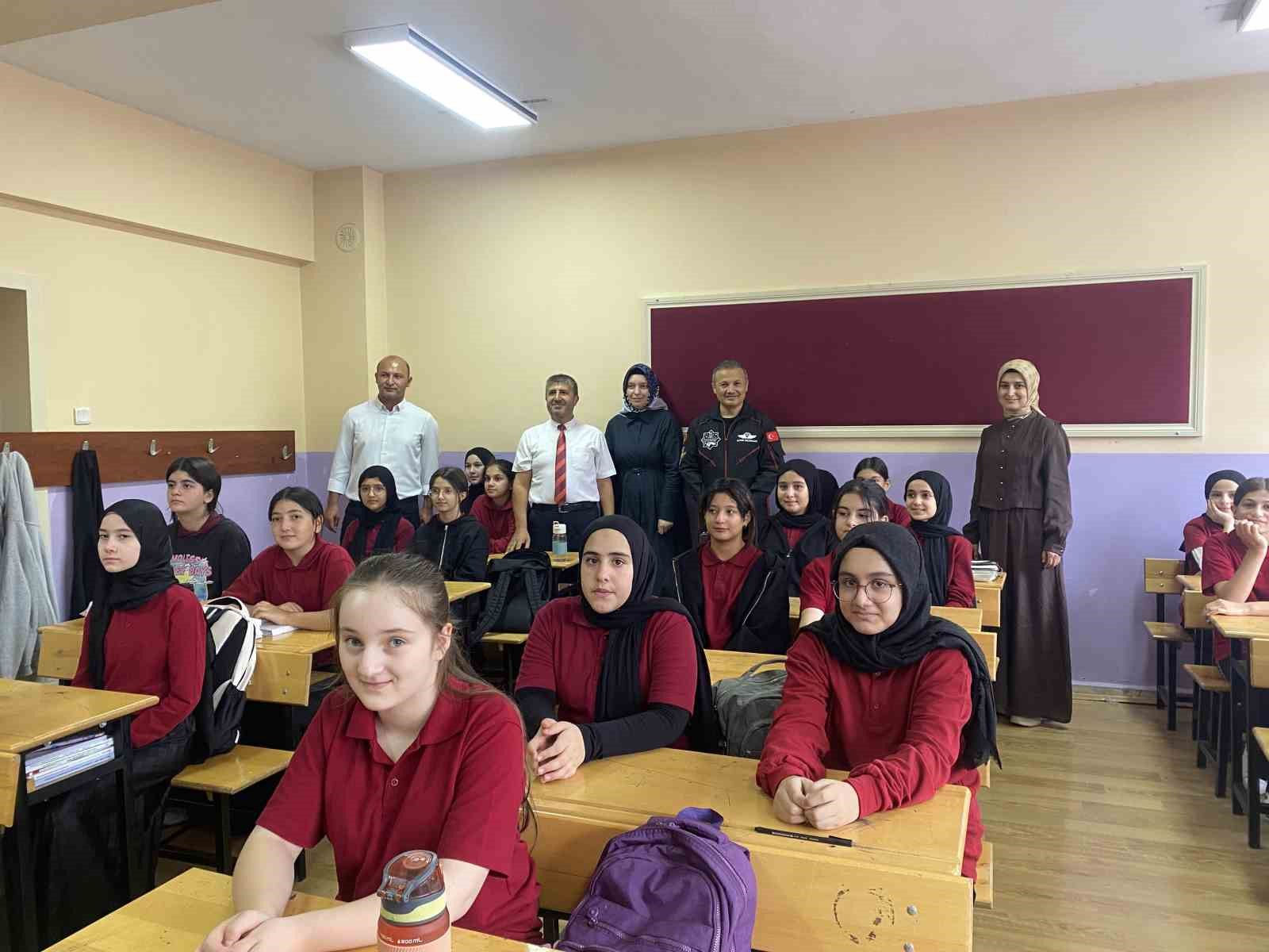 İlk T&uuml;rk Astronot Alper Gezeravcı &ouml;ğrencilerle bir araya geldi
