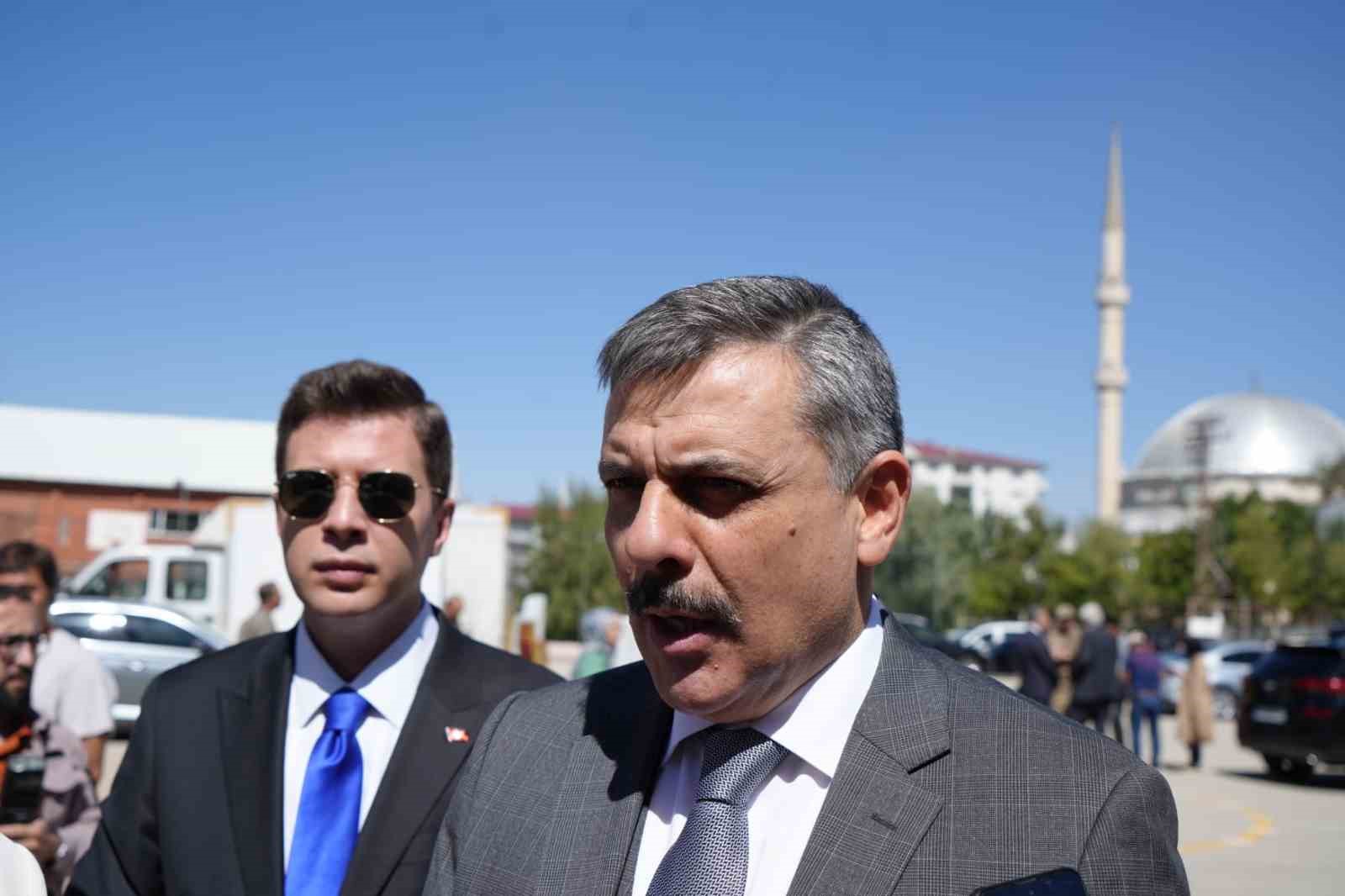 Erzurum Valisi &Ccedil;ift&ccedil;i&rsquo;den g&ouml;&ccedil;&uuml;k a&ccedil;ıklaması: "2 &ccedil;ocuk hayatını kaybetti, annenin durumu ağır"
