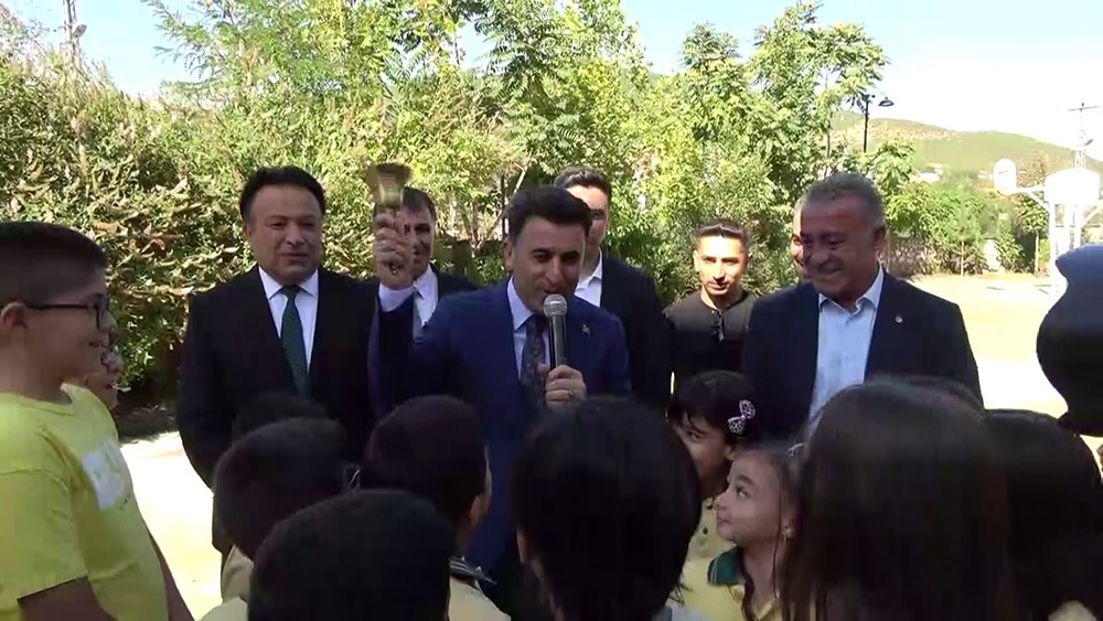 Vali Ayg&ouml;l zili &ccedil;aldı, &ccedil;ocukların mesaisi başladı
