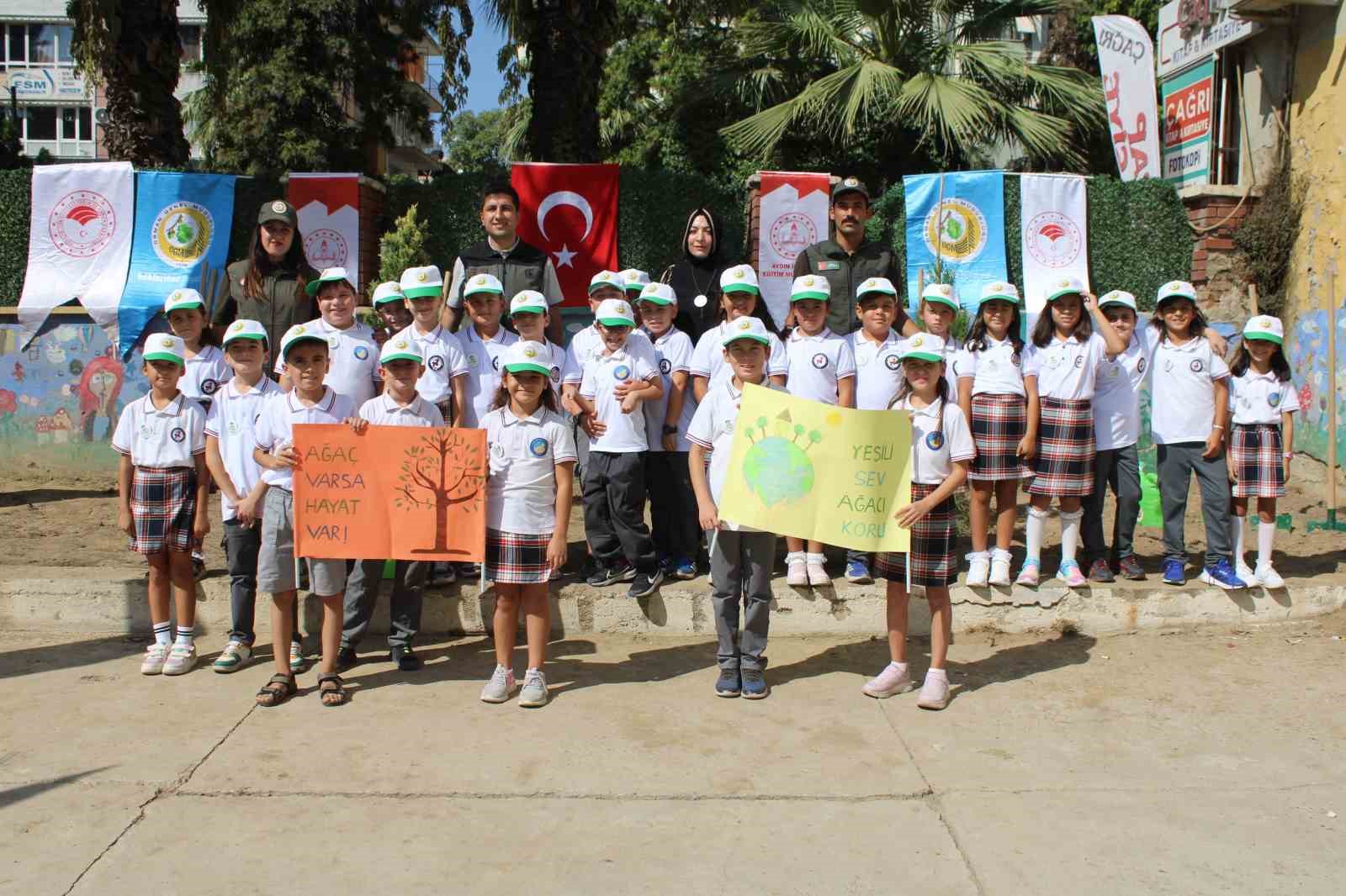 Aydın&rsquo;da ilk ders zili &ccedil;aldı, 200 bin &ouml;ğrenci ders başı yaptı
