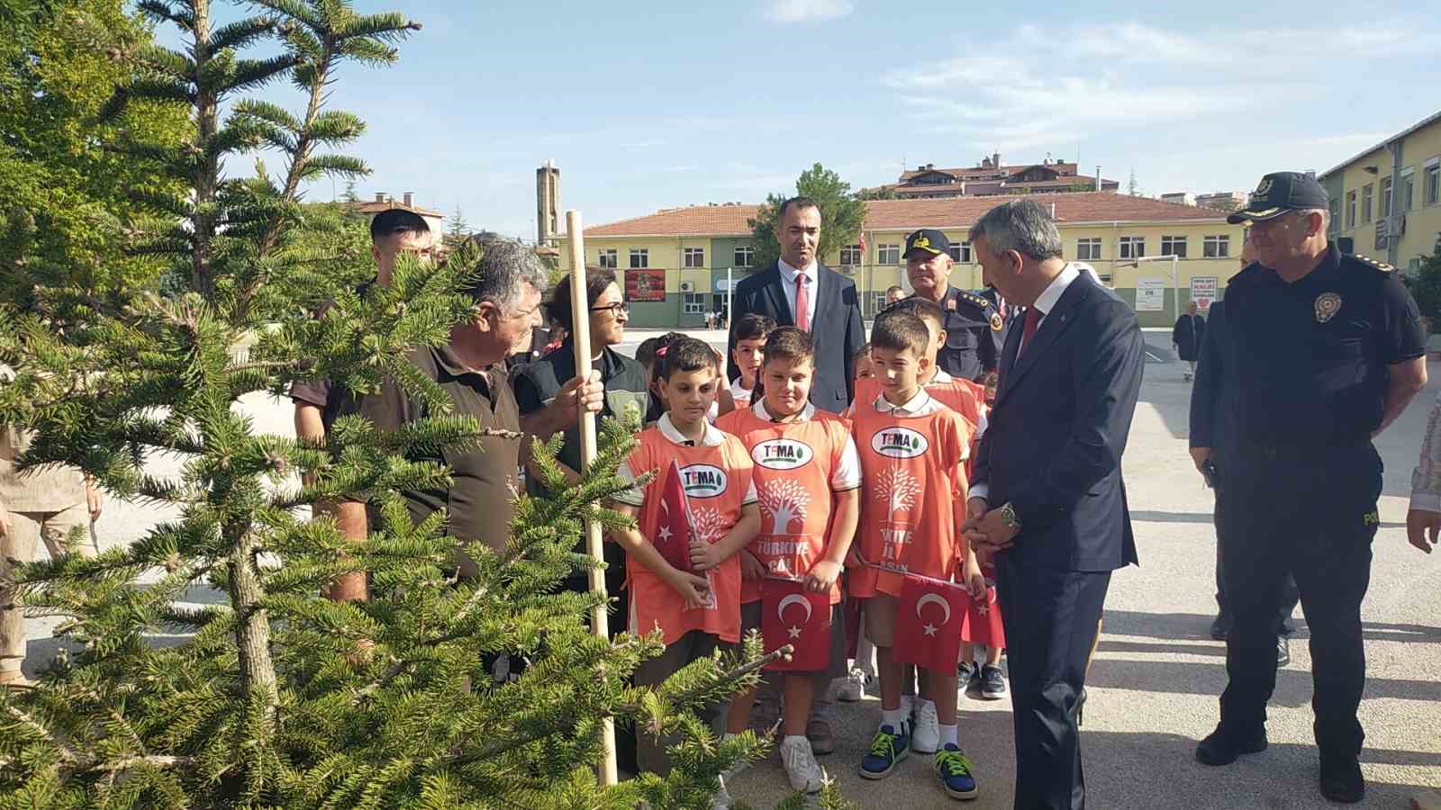 &Ouml;ğrenciler fidan dikerek derse başladı
