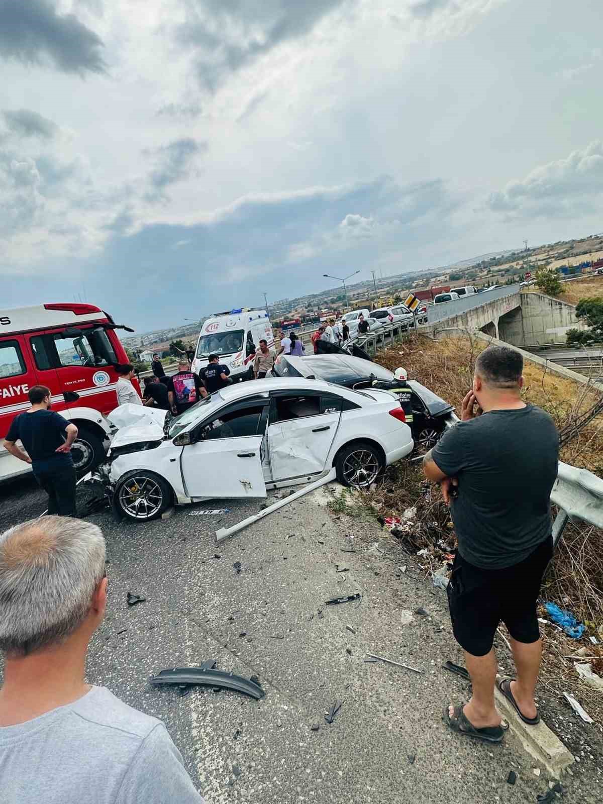 Tekirdağ&rsquo;da sanayi k&ouml;pr&uuml;s&uuml;nde iki ara&ccedil; &ccedil;arpıştı: 3 yaralı
