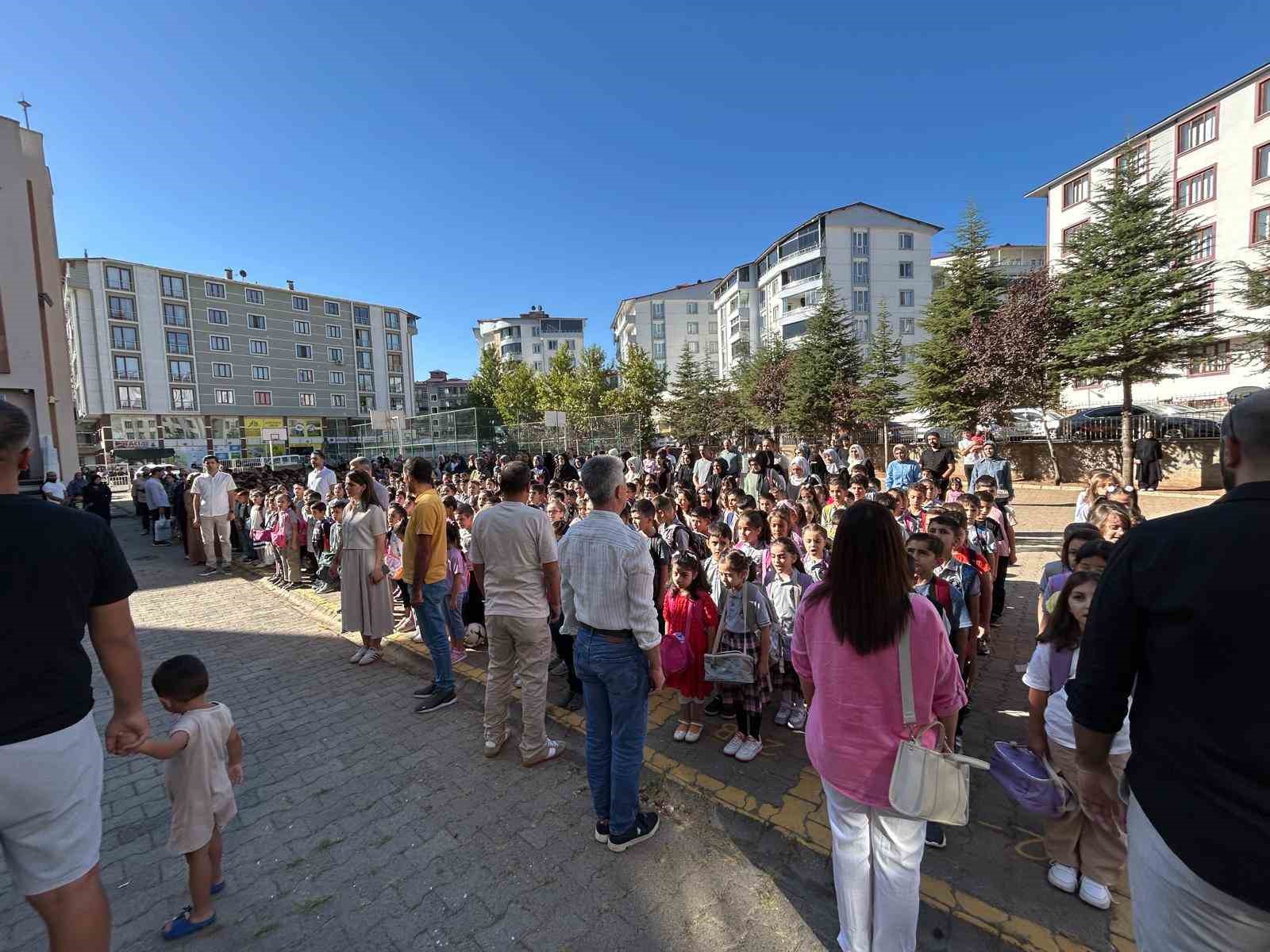 Bing&ouml;l&rsquo;de 60 bin &ouml;ğrenci ders başı yaptı
