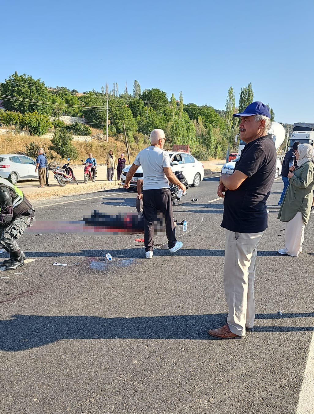 Kamyonete çarpan motosiklet sürücüsü hastanede kurtarılamadı