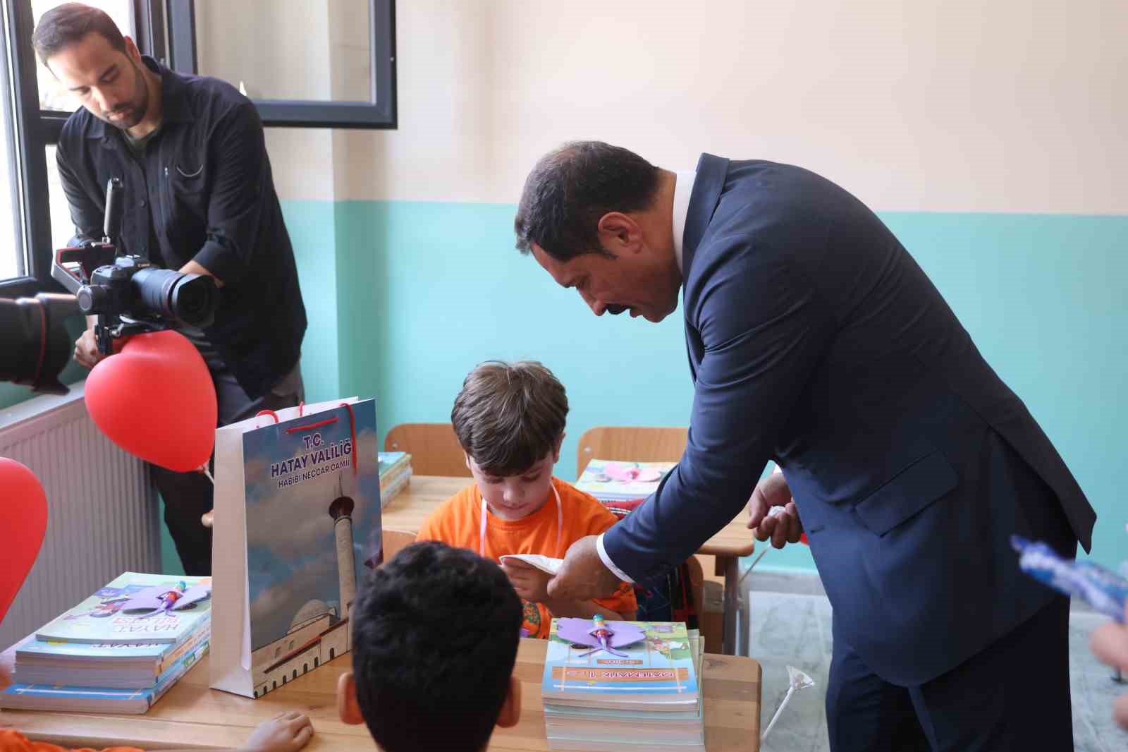 Vali Masatlı okulun ilk gününde gözyaşlarına boğulan minik öğrenciyi teselli etti