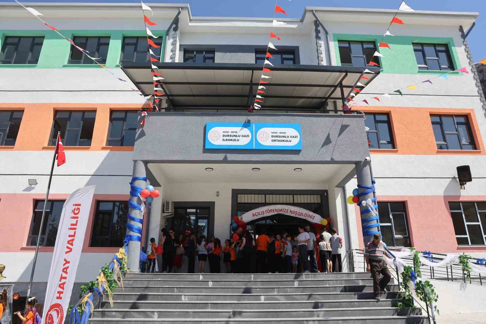 Vali Masatlı okulun ilk g&uuml;n&uuml;nde g&ouml;zyaşlarına boğulan minik &ouml;ğrenciyi teselli etti
