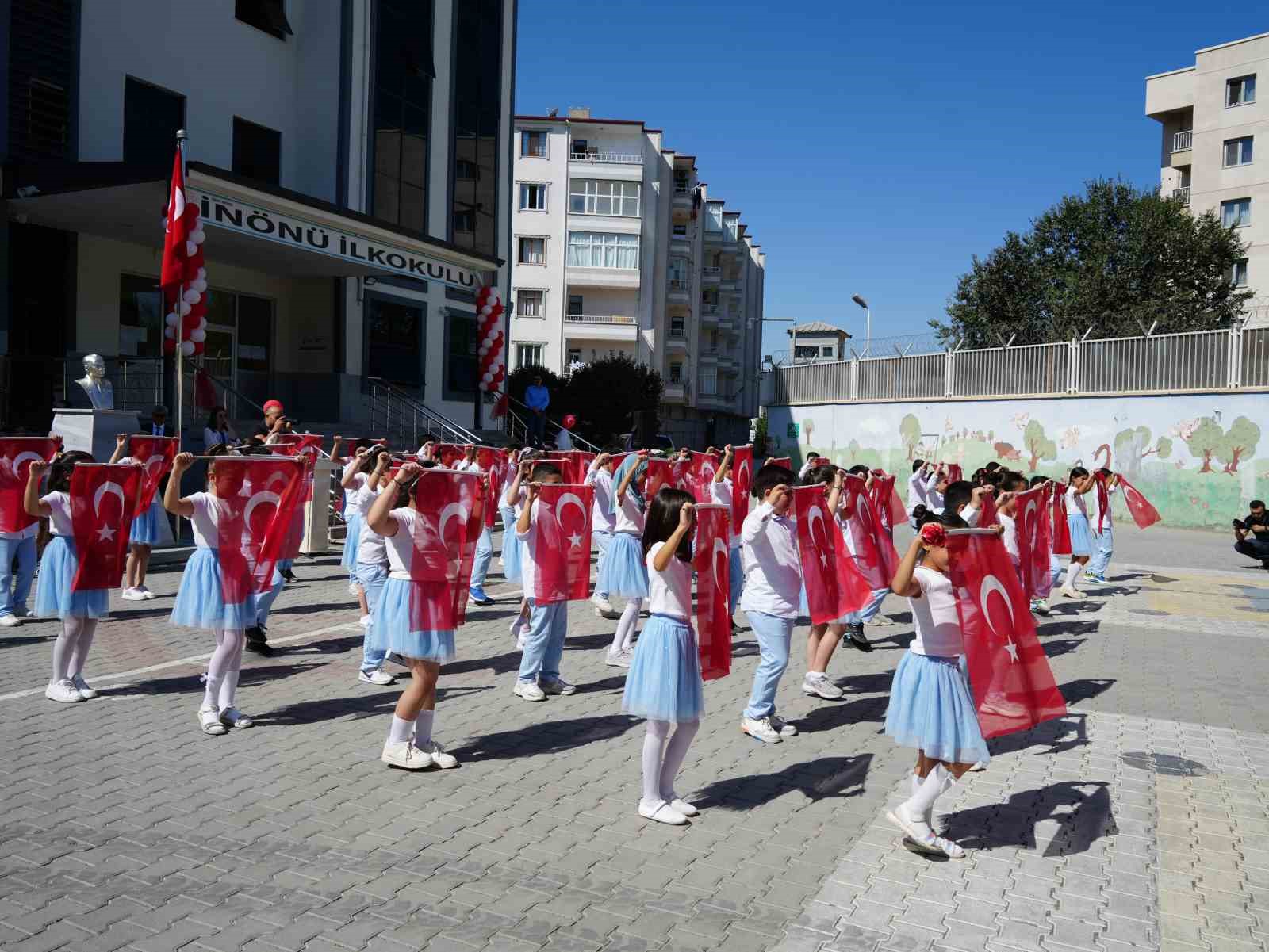 Iğdır’da 302 okulda öğrenciler ders başı yaptı