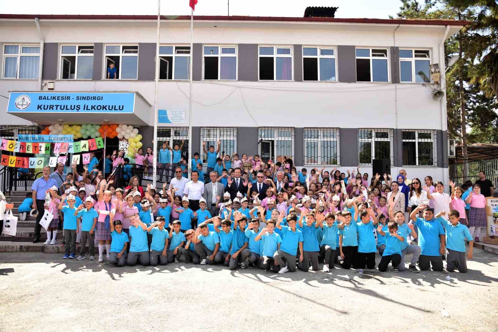 Depremin vurduğu Sındırgı&rsquo;da İlk&ouml;ğretim Haftası kutlandı
