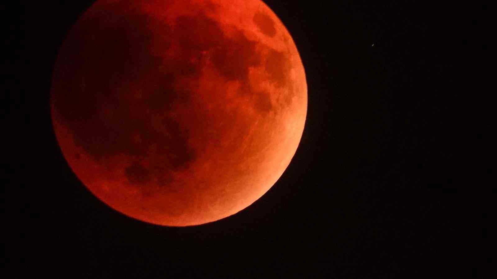 ’Kanlı ay’ tutulması manzarası
