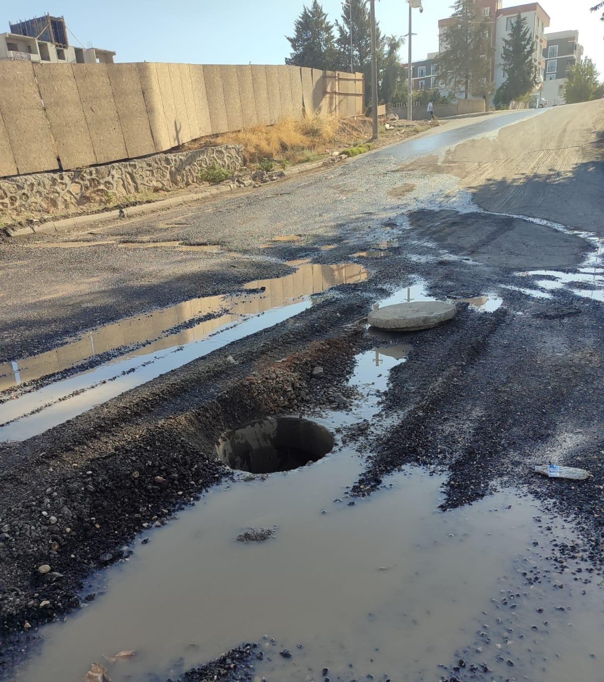 Lağım çukuru tehlike saçıyor