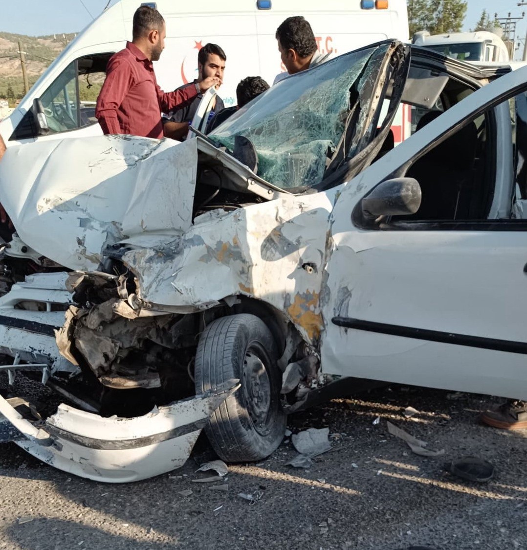 Otomobil ile tır çarpıştı: 2 yaralı