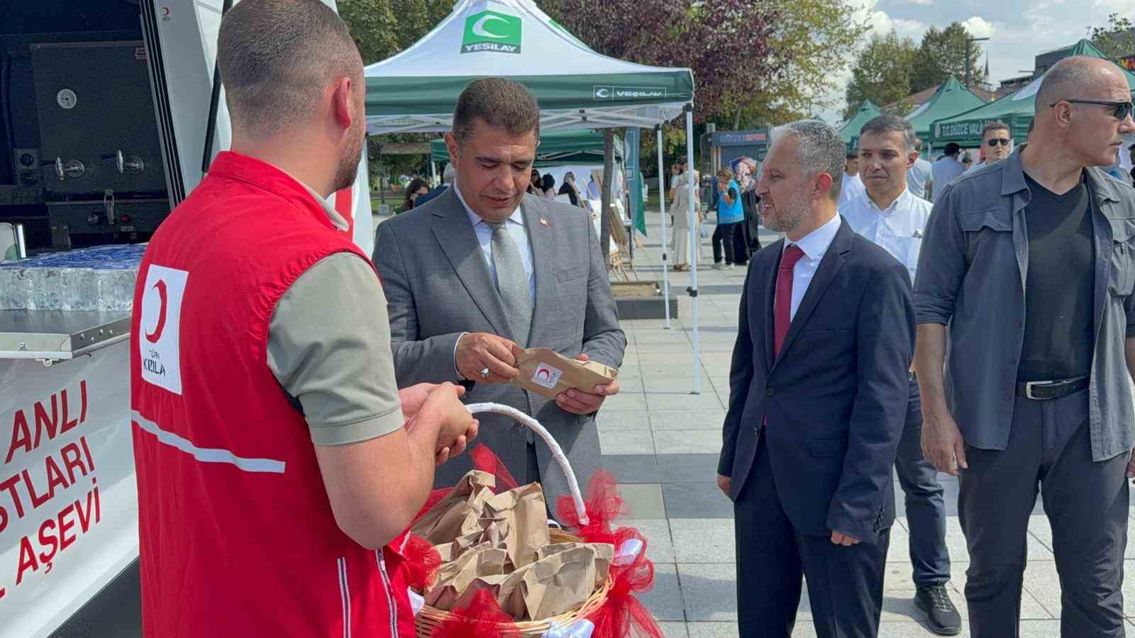 Bu sokağa gelenler sağlık taramasından geçti

