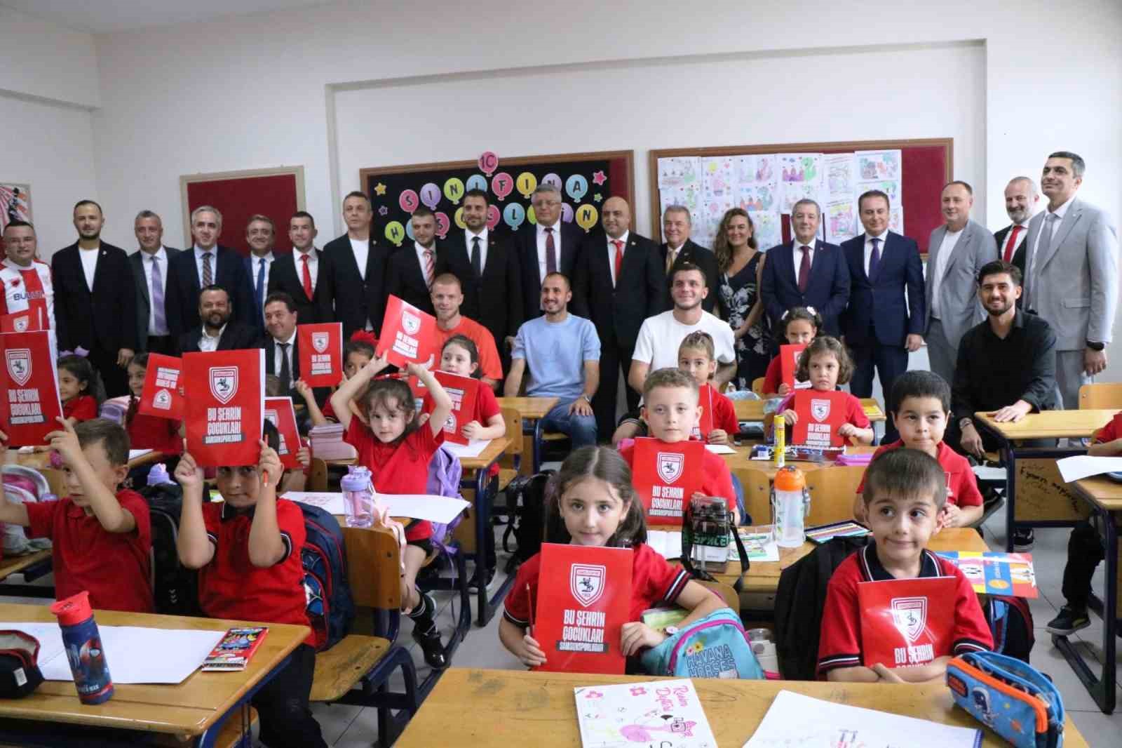 Samsunspor’dan tüm 1. sınıflara kalem ve defter hediyesi
