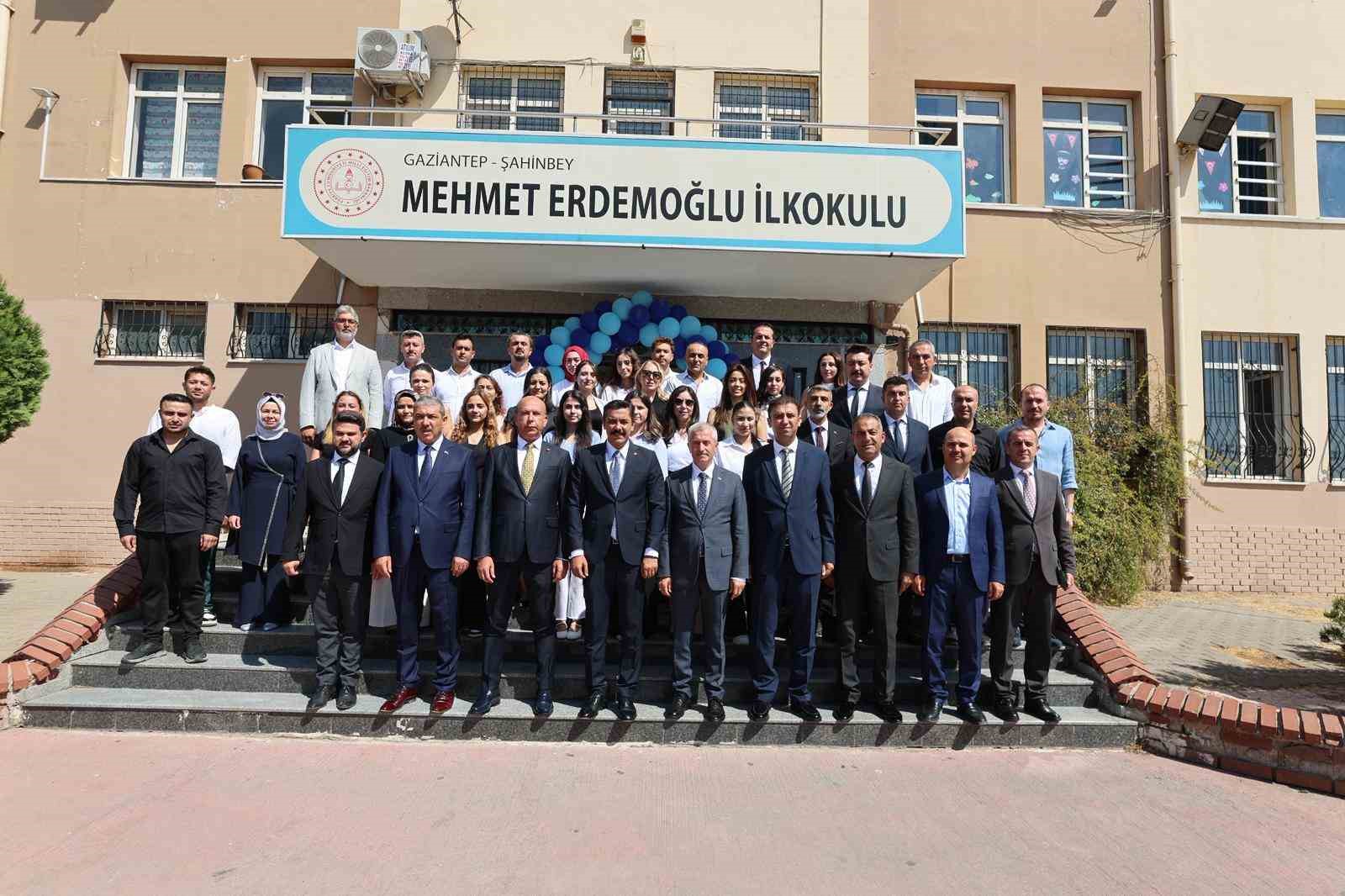 Başkan Tahmazoğlu’ndan öğrencilere 881 bin adet boyama seti