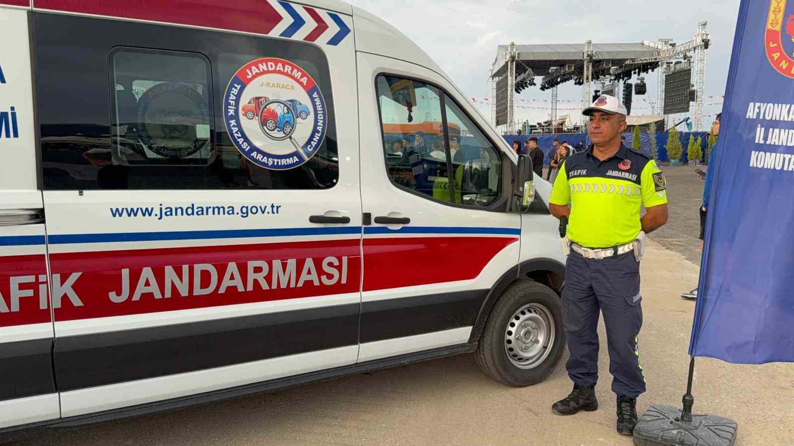 Jandarmadan &ccedil;ocuk ve gen&ccedil;lere uygulamalı trafik eğitimi
