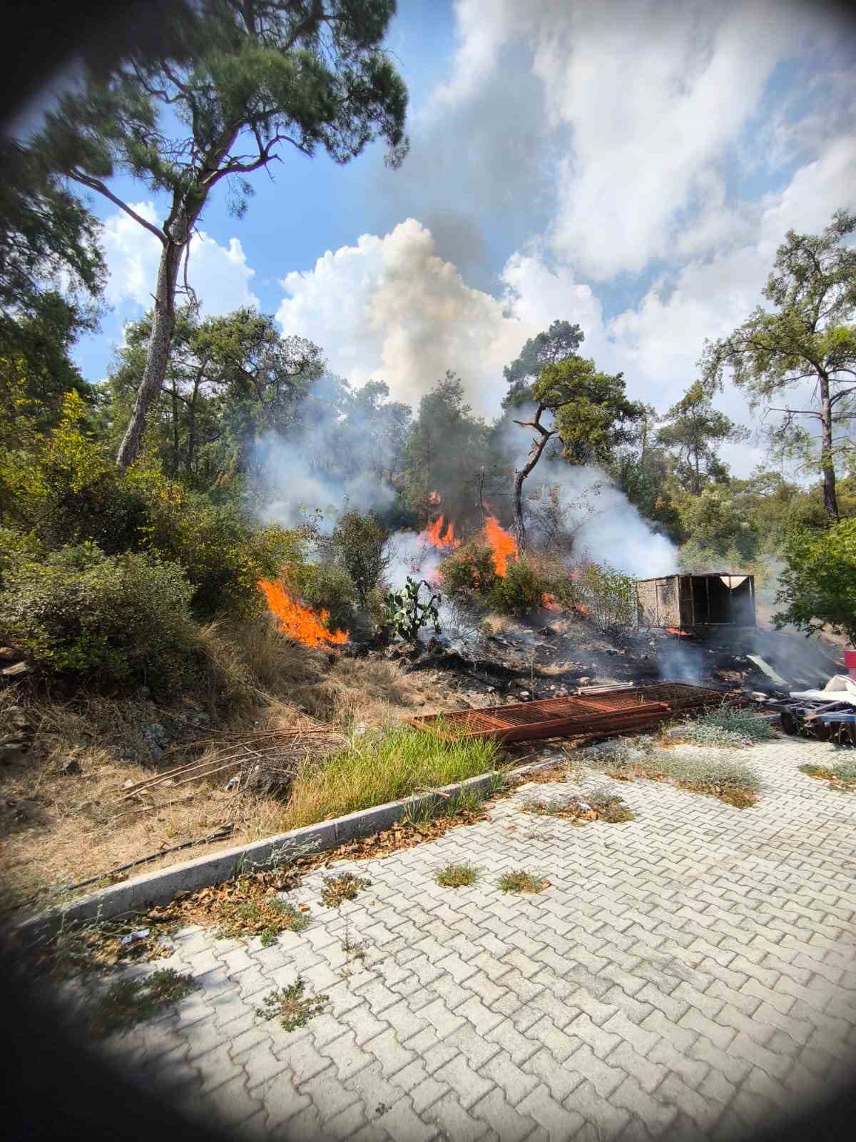 Kemer&rsquo;de ormanlık alanda &ccedil;ıkan yangın b&uuml;y&uuml;meden kontrol altına alındı

