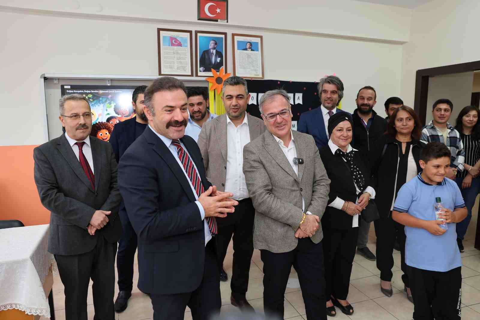 Başkan &Ouml;zdoğan ile Hacılar&rsquo;da ilk ders zili &ccedil;aldı
