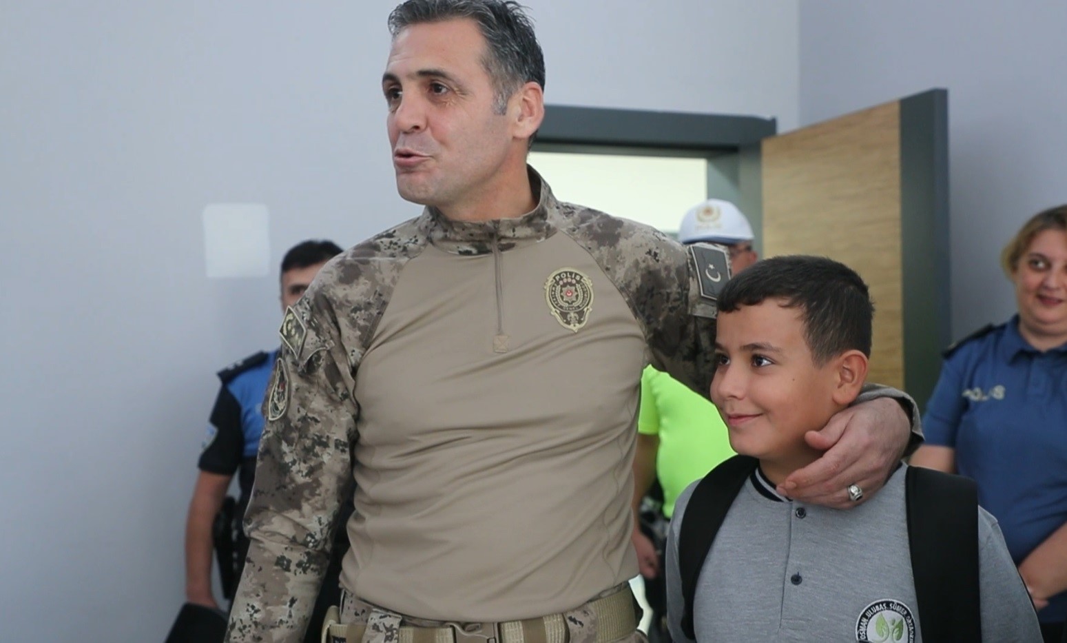 İl Emniyet M&uuml;d&uuml;r&uuml; Aydın&rsquo;dan vefa &ouml;rneği: Şehit &ccedil;ocuklarını okullarına bıraktı
