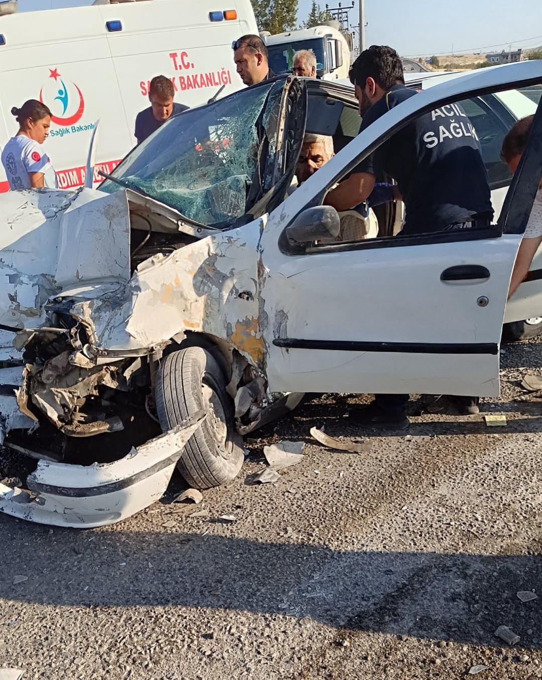 Otomobil ile tır çarpıştı: 2 yaralı