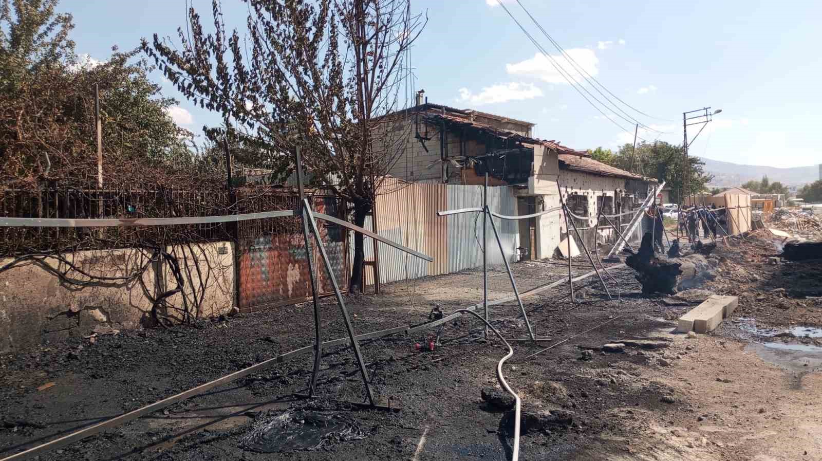 Malatya’da inşaat şantiyesinde çıkan yangın evlere sıçradı