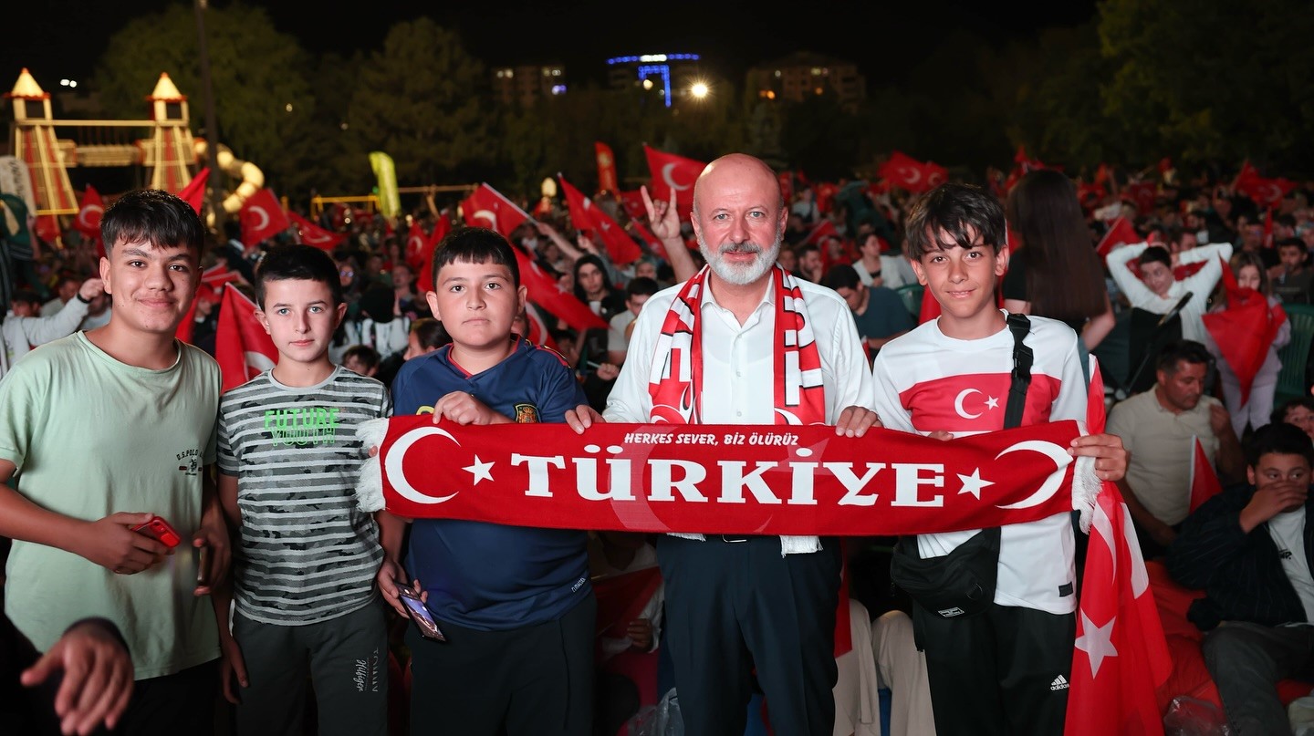 Dev ekranda milli ma&ccedil; heyecanı Kocasinan&rsquo;da yaşandı
