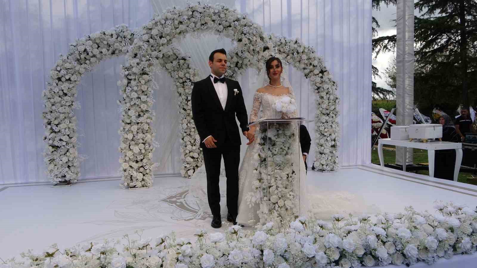 Zorluoğlu ve G&ouml;kmen ailelerin mutlu g&uuml;n&uuml;: Diyarbakır Valisi&rsquo;nin oğlu d&uuml;nyaevine girdi
