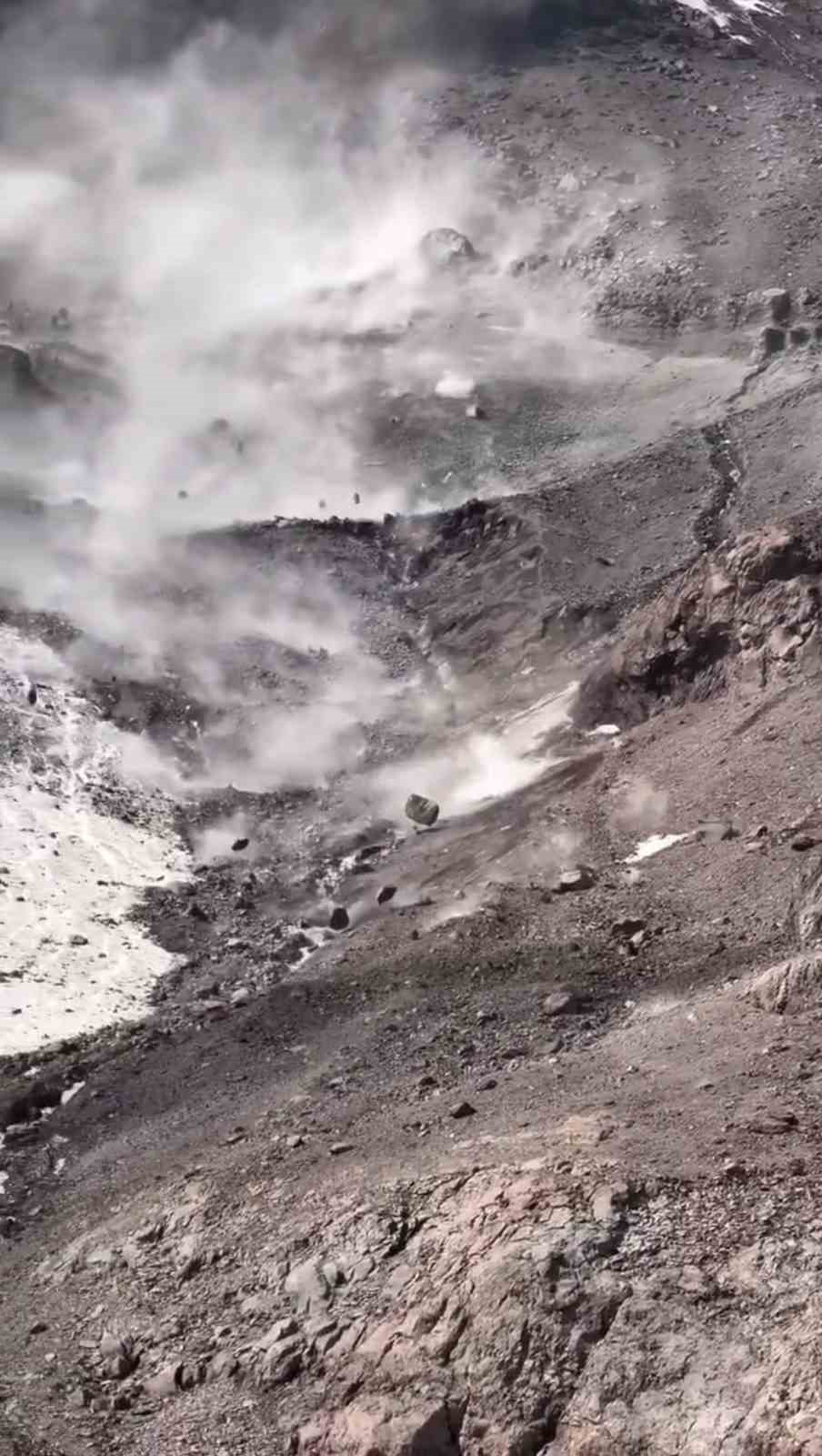 Sıcak hava Ağrı Dağı’nı harekete geçirdi: Kayalar peş peşe düştü