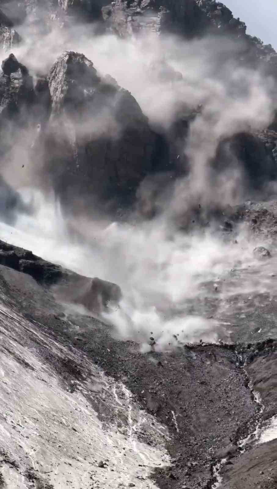 Sıcak hava Ağrı Dağı&rsquo;nı harekete ge&ccedil;irdi: Kayalar peş peşe d&uuml;şt&uuml;
