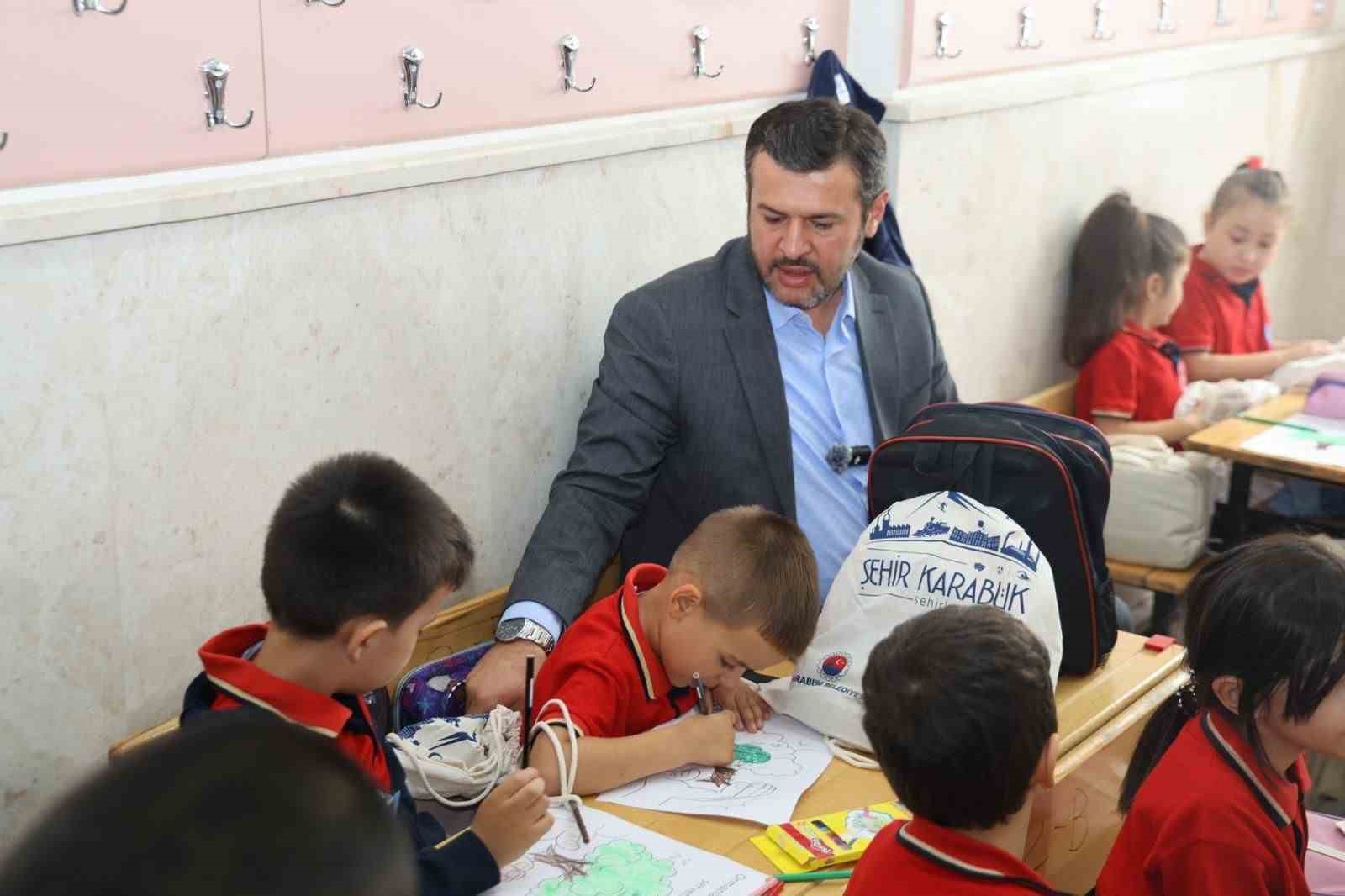 Karab&uuml;k Belediyesi&rsquo;nden &ouml;ğrencilere "okula başlangı&ccedil; seti" desteği
