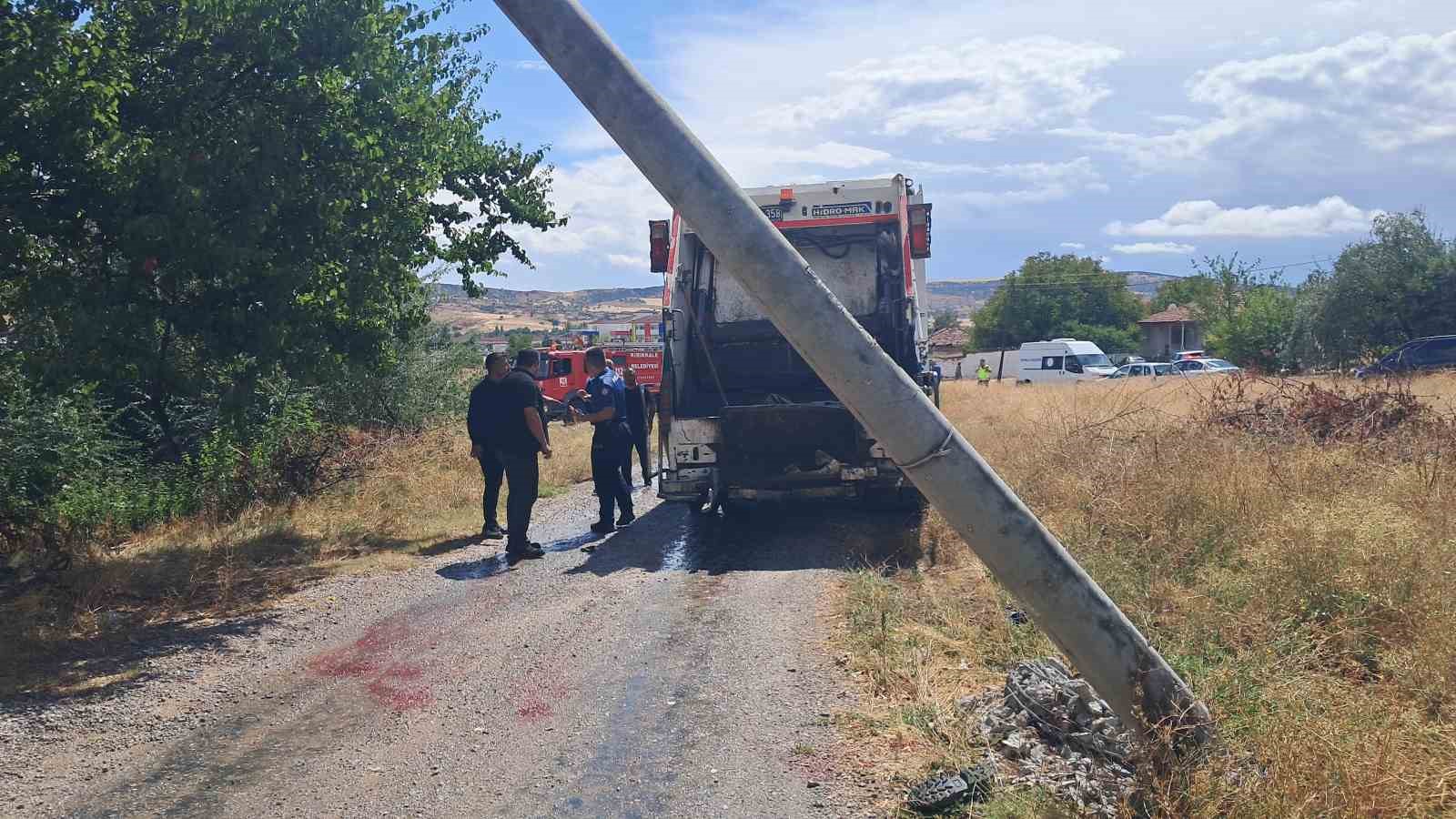 Çöp kamyonunun geri manevrası faciaya yol açtı: Temizlik görevlisinin kolu koptu