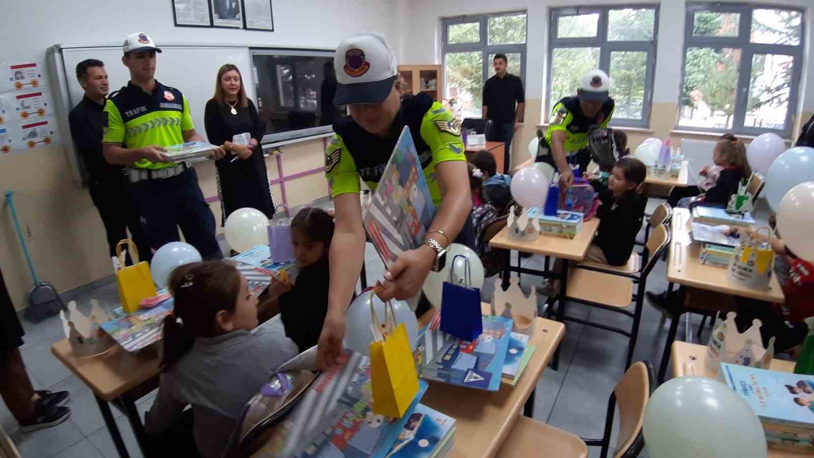 Jandarma sınıf sınıf gezdi, minikleri bilgilendirdi
