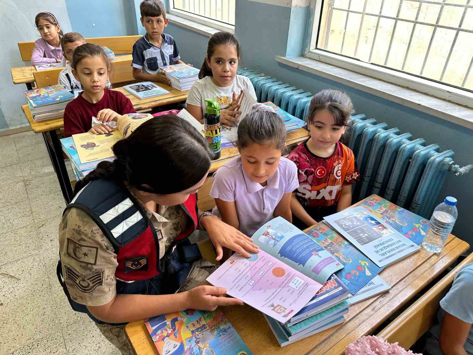 Kilis’te jandarma ekipleri öğrencilerle buluştu