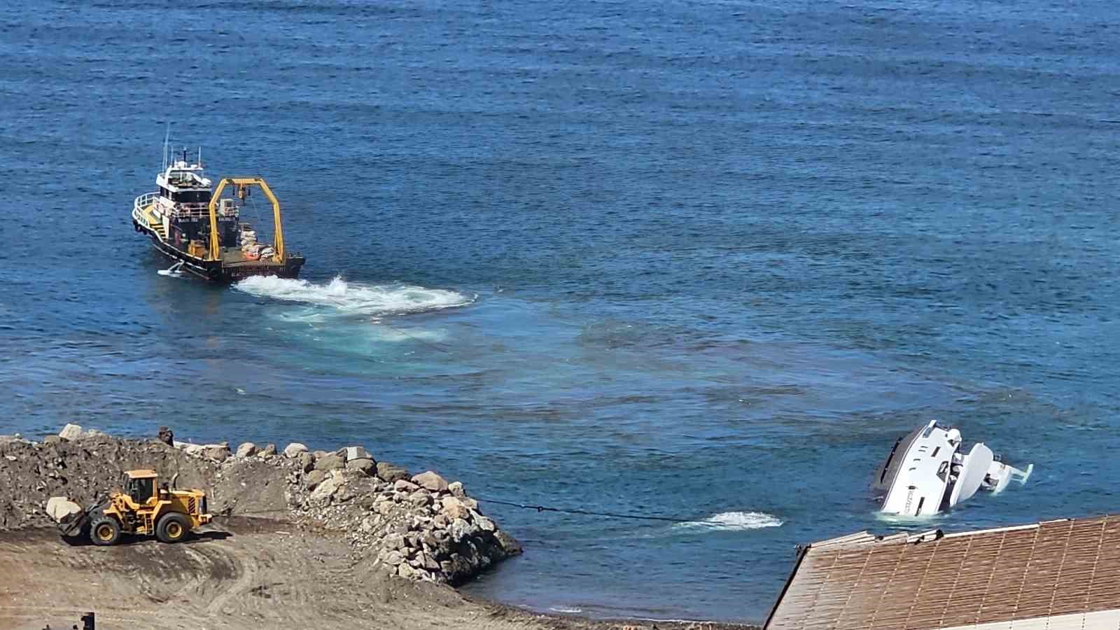 Zonguldak’ta denize indirildikten sonra batan lüks yatı çıkarma çalışmaları sürüyor