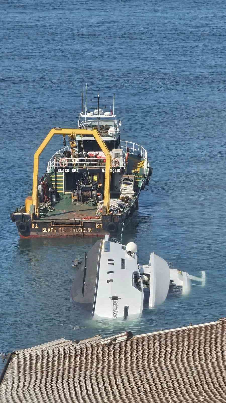 Zonguldak&rsquo;ta denize indirildikten sonra batan l&uuml;ks yatı &ccedil;ıkarma &ccedil;alışmaları s&uuml;r&uuml;yor
