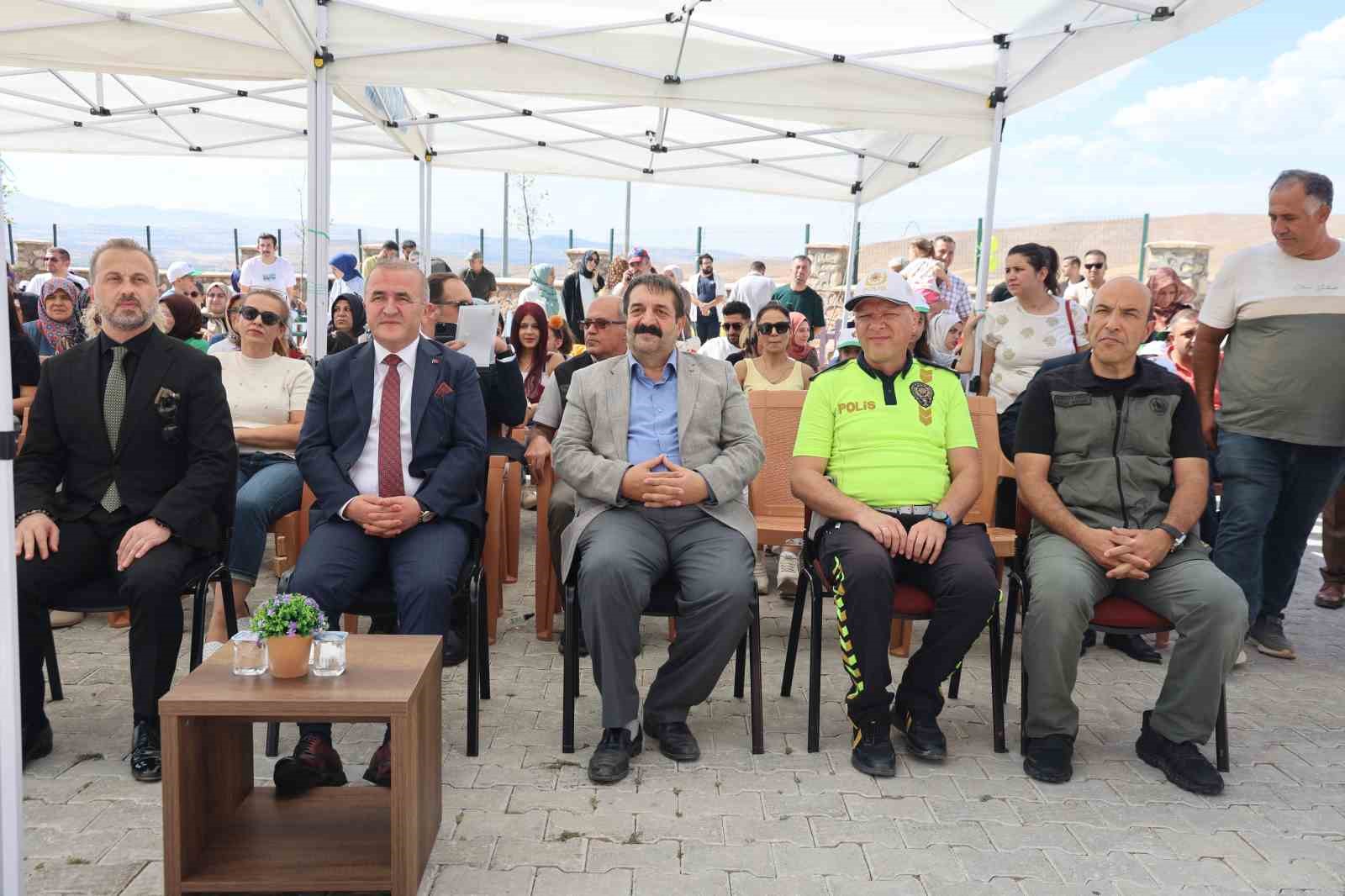 Minik &ouml;ğrenciler, fidan dikerek okula başladı
